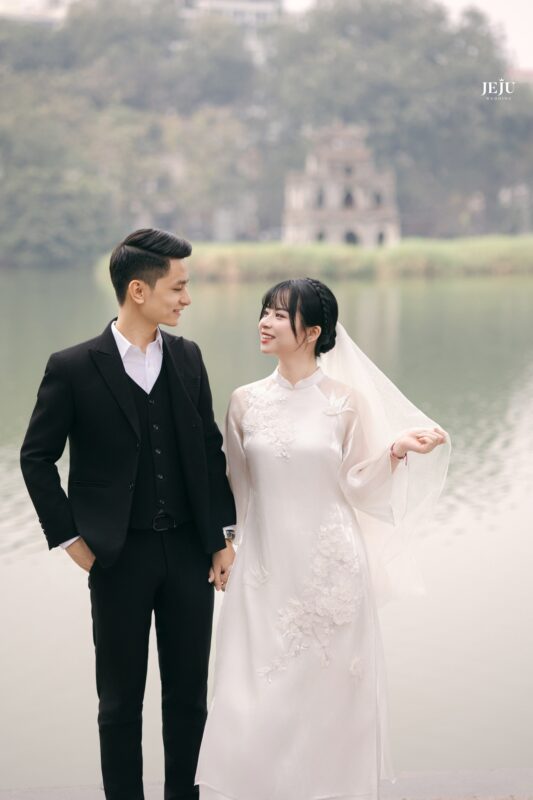 Chụp ảnh cưới tại Hồ Gươm