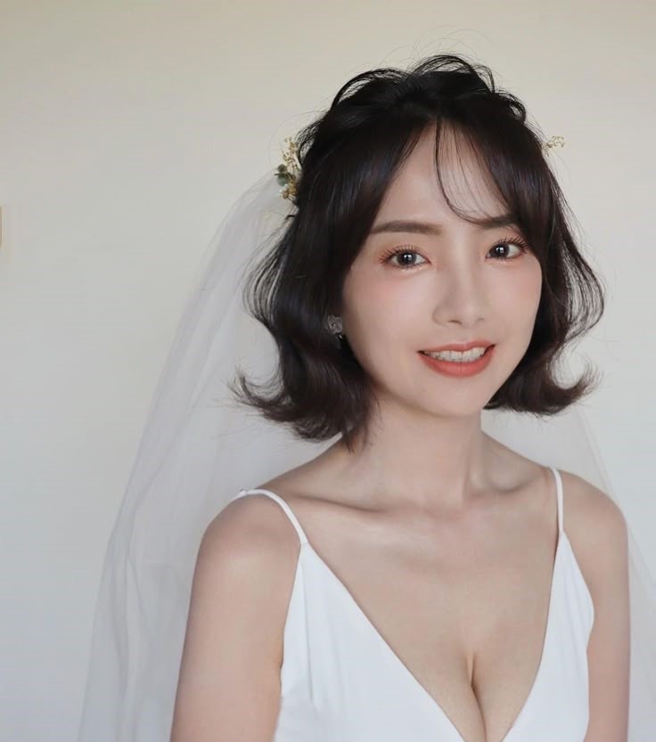 Makeup Cô Dâu Tóc Ngắn: Bí Quyết Tỏa Sáng Ngày Trọng Đại 2 Cô dâu tóc lob xoăn lơi