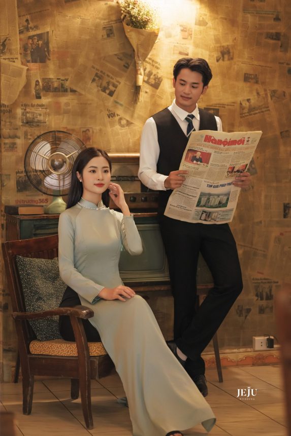 25+ Ý Tưởng Ảnh Cưới Cổ Điển: Lưu Giữ Khoảnh Khắc Đáng Nhớ 5 Chụp ảnh trong tiệm cà phê vintage