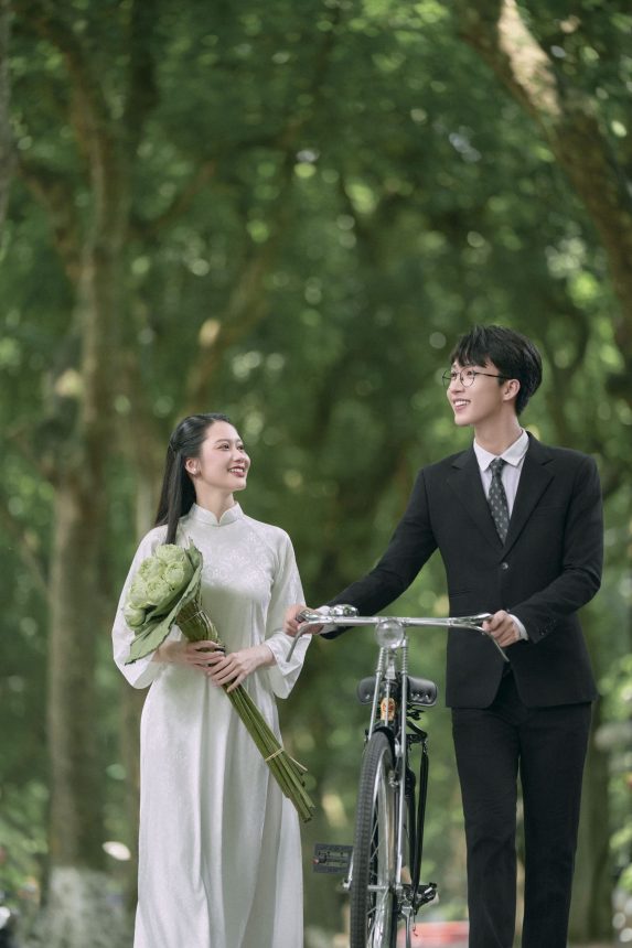 25+ Ý Tưởng Ảnh Cưới Cổ Điển: Lưu Giữ Khoảnh Khắc Đáng Nhớ 4 Ảnh cưới với xe đạp cổ