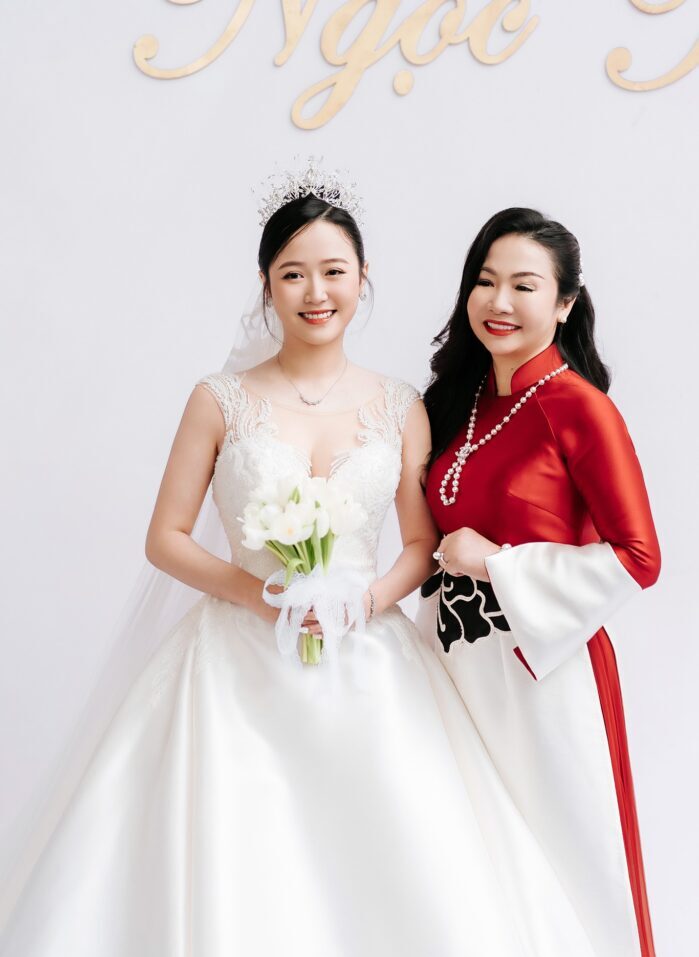 Make Up Cho Mẹ Cô Dâu – Bí Quyết Giúp Mẹ Rạng Rỡ Ngày Trọng Đại 2 Make up cho mẹ cô dâu phong cách sang trọng, quý phái