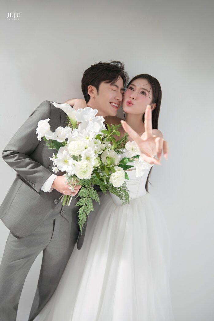 Top 7 Concept Ảnh Cưới Hàn Quốc Dễ Thương Được Yêu Thích Nhất Hiện Nay 3 Concept ảnh cưới Hàn Quốc với hoa tươi