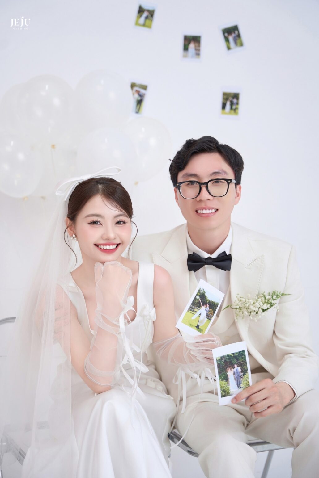 Top 7 Concept Ảnh Cưới Hàn Quốc Dễ Thương Được Yêu Thích Nhất Hiện Nay 2 Concept ảnh cưới Hàn Quốc trong studio phông trơn