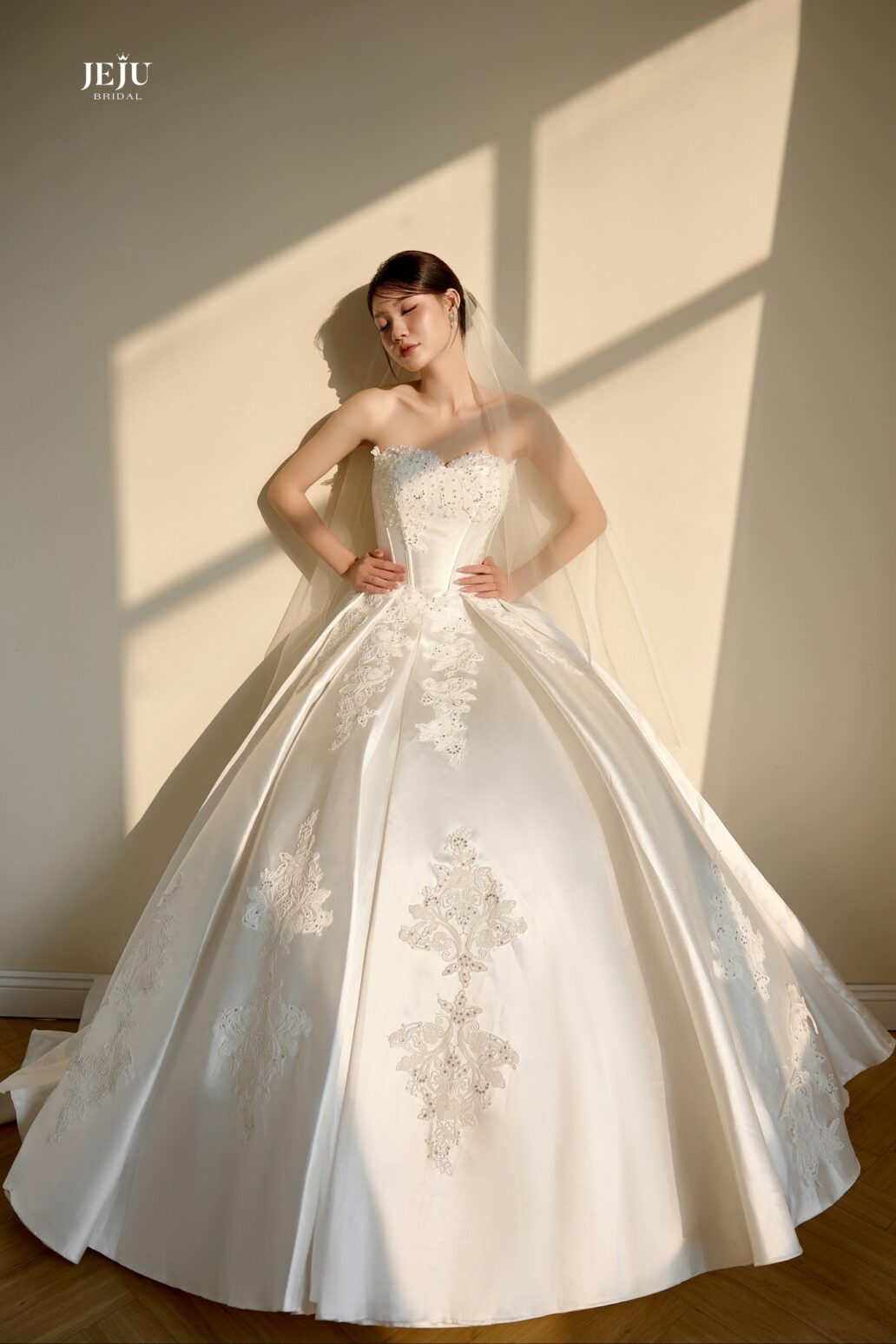 Váy cưới cổ điển – Vẻ đẹp vượt thời gian cho cô dâu hiện đại 1 Váy cưới phong cách cổ điển