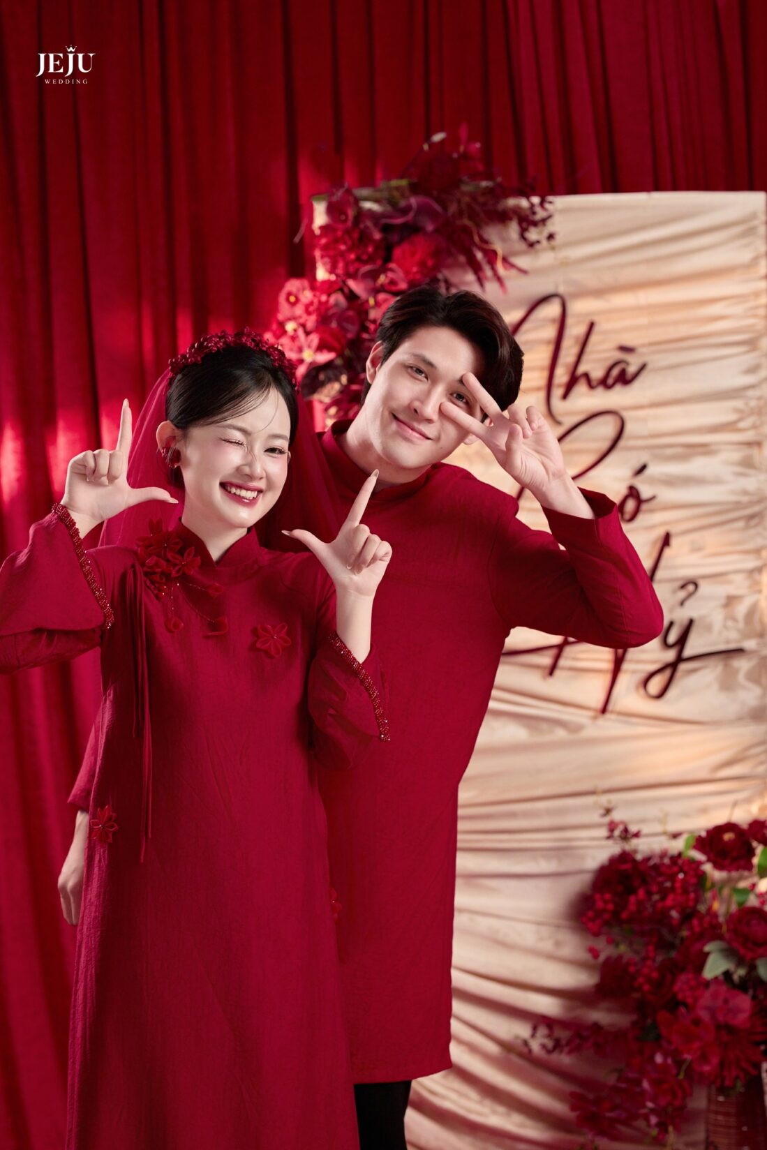 Concept Ảnh Cưới Áo Dài Đỏ: Nét Đẹp Truyền Thống Đầy Mê Hoặc 3 Chụp ảnh cưới áo dài tại studio