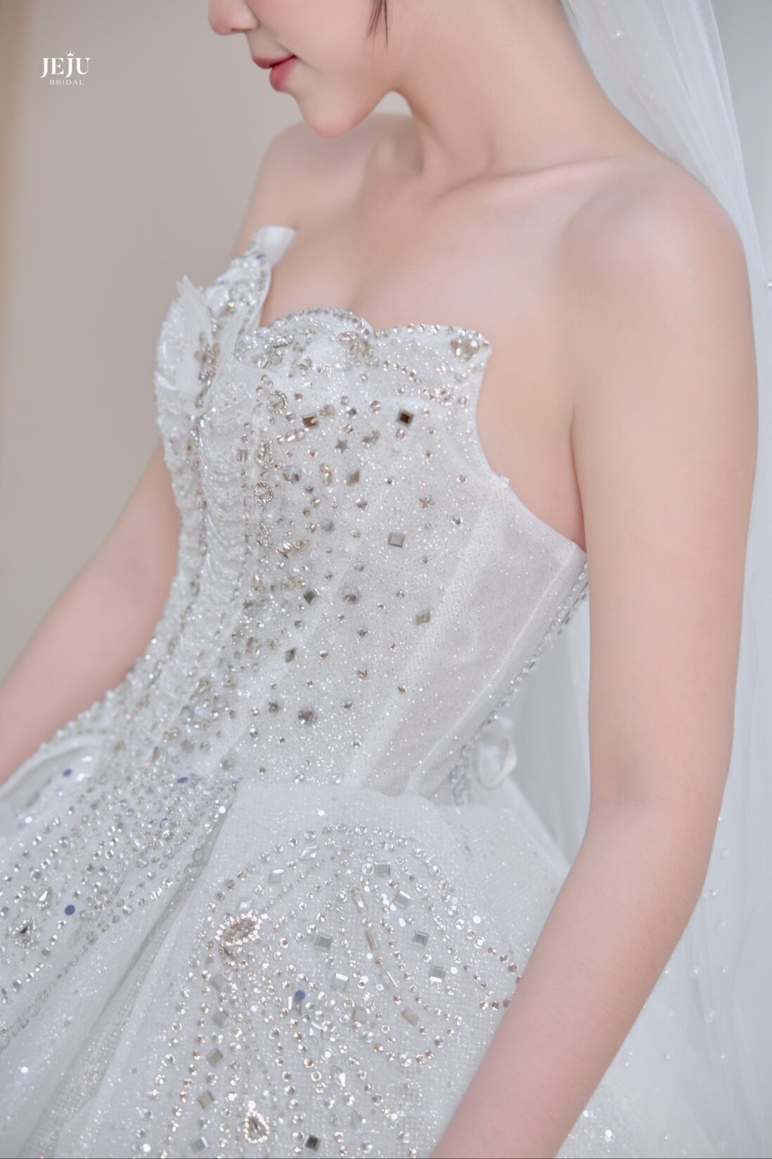 Váy Cưới Cúp Ngực – Bí Quyết Giúp Cô Dâu Tỏa Sáng Trong Ngày Trọng Đại 4 Chọn váy vừa vặn và có khả năng nâng đỡ tốt