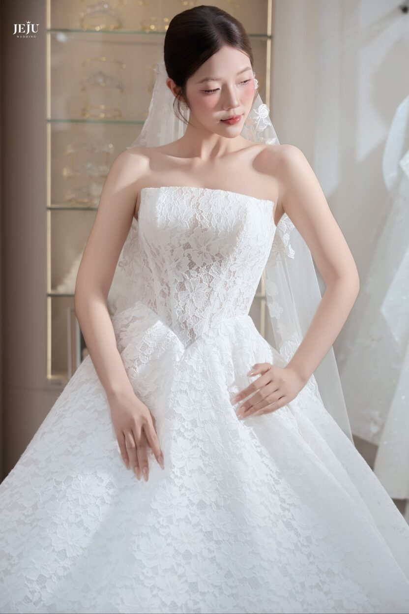 Váy Cưới Cúp Ngực – Bí Quyết Giúp Cô Dâu Tỏa Sáng Trong Ngày Trọng Đại 2 Tôn bờ vai và xương quai xanh sang trọng