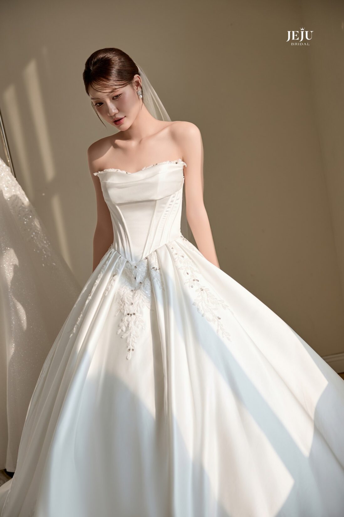 Váy Cưới Cúp Ngực – Bí Quyết Giúp Cô Dâu Tỏa Sáng Trong Ngày Trọng Đại 3 Chọn váy cưới cúp ngực theo dáng người chuẩn nhất