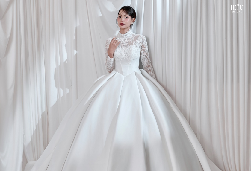 Khám phá váy cưới dài tay – xu hướng cưới thanh lịch, sang trọng. Gợi ý mẫu đẹp, cách chọn váy phù hợp và kinh nghiệm chọn váy cưới hoàn hảo cho cô dâu.