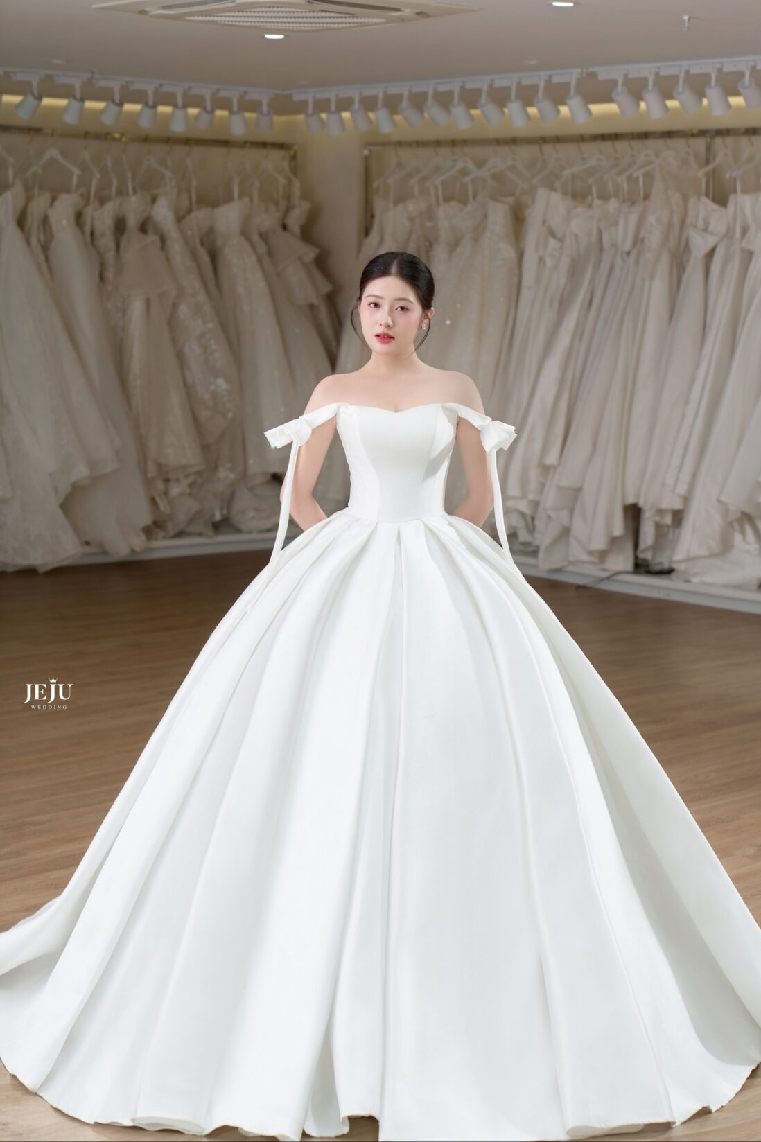 Váy cưới trơn dáng A-line thanh lịch