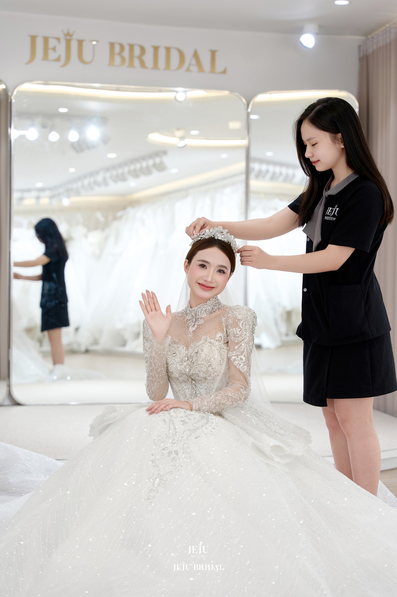 Phối hợp hài hòa với kiểu tóc và phụ kiện