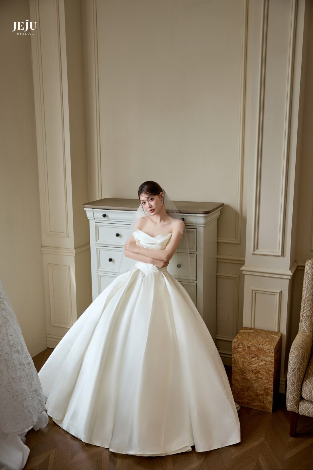 10 Mẫu Váy Cưới Đẹp Đơn Giản, Xu Hướng 2026 2 Váy cưới suông tối giản – hiện đại và tinh tế