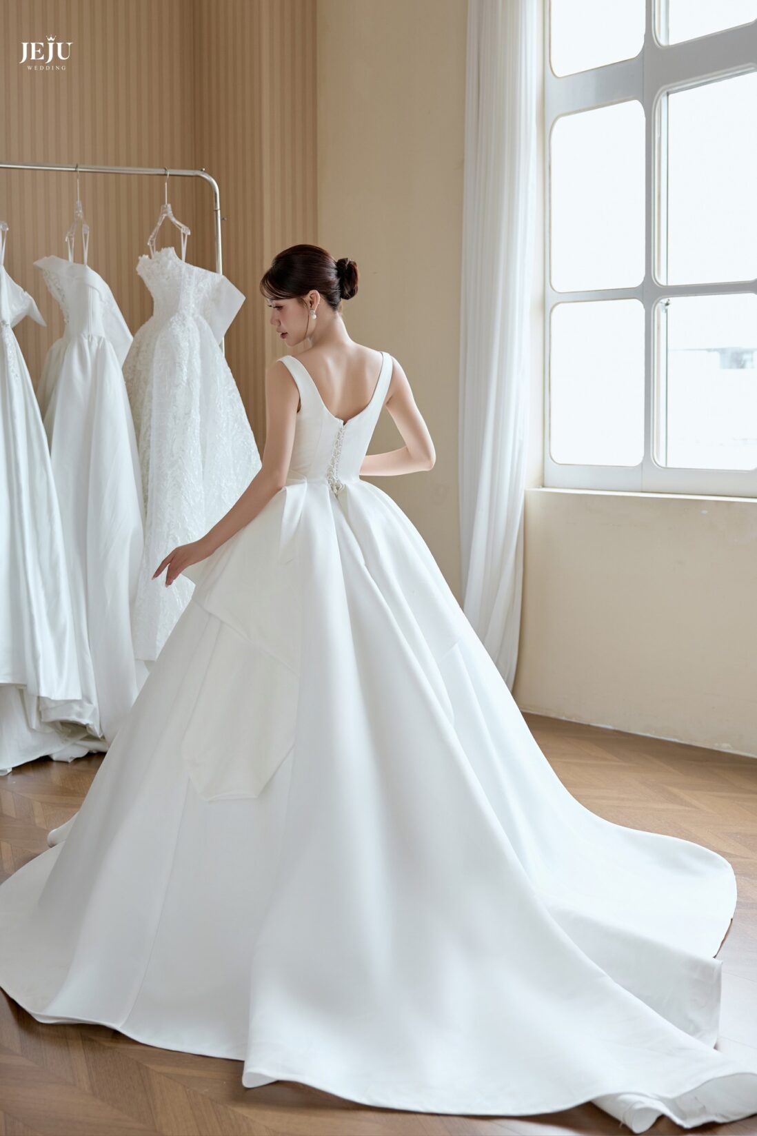 Cách chọn váy cưới trơn phù hợp với từng dáng người