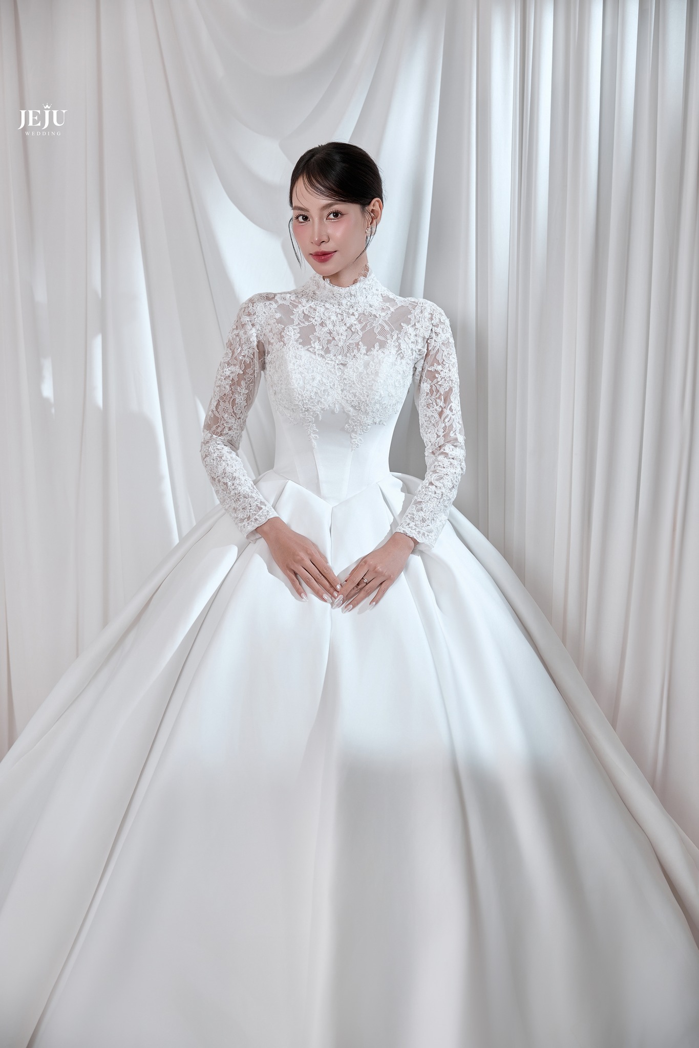 Váy cưới dài tay ren nhẹ nhàng, nữ tính