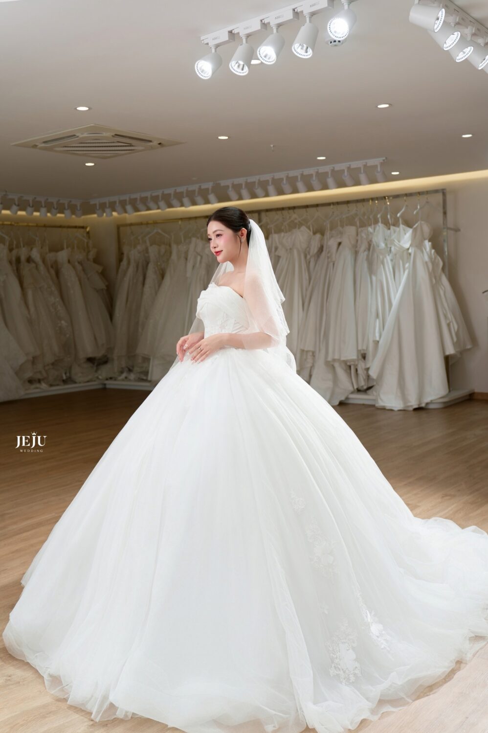 Mức giá váy cưới thiết kế cao cấp hiện nay