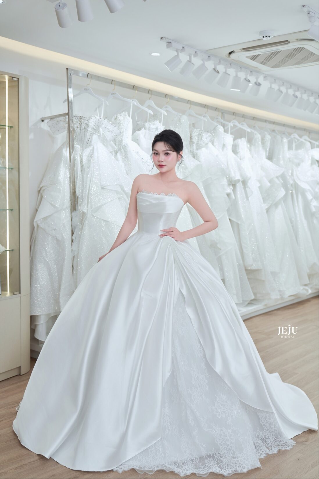 Váy cưới chữ A thanh lịch, dễ mặc