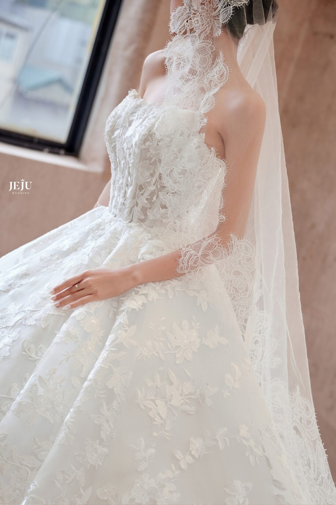 Váy cưới chất liệu ren