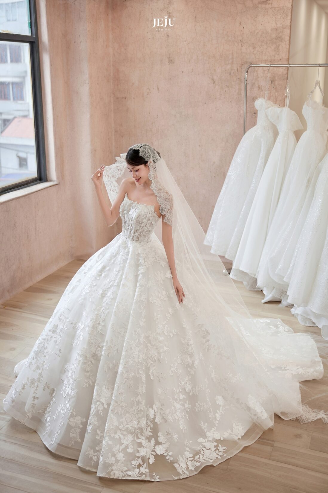 Váy cưới chất liệu ren dáng xoè