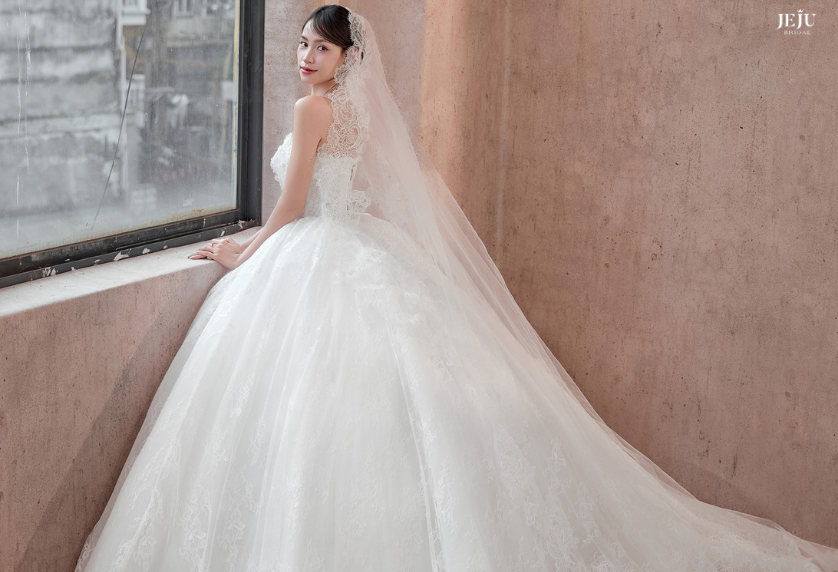Váy cưới ren: Vẻ đẹp dịu dàng giúp cô dâu tỏa sáng