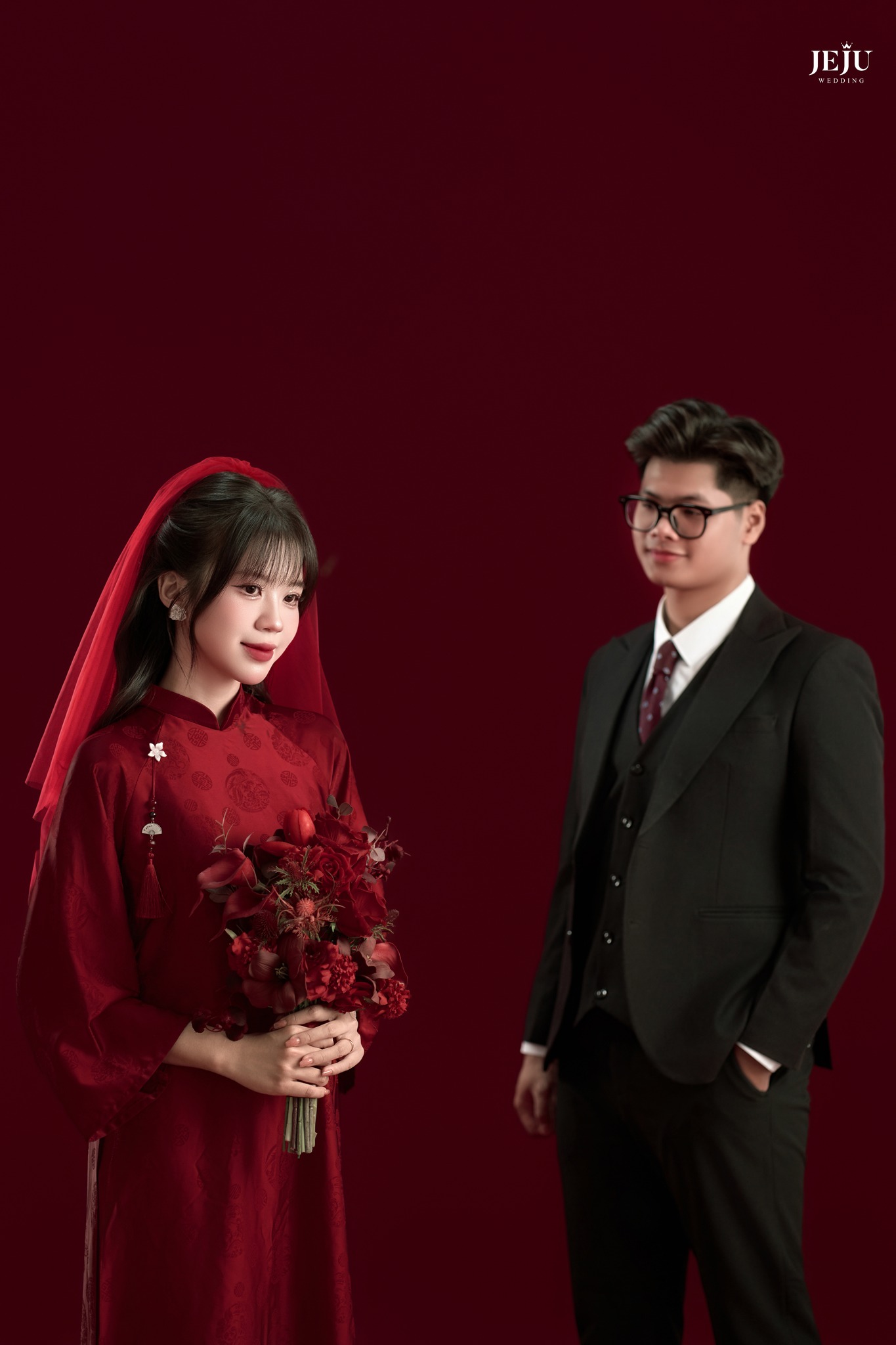 Ảnh cưới nền đỏ