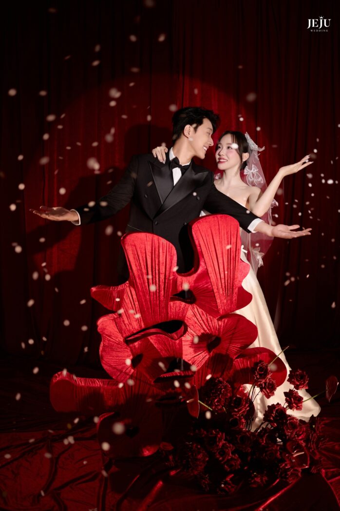 Ảnh cưới chụp với nền đỏ