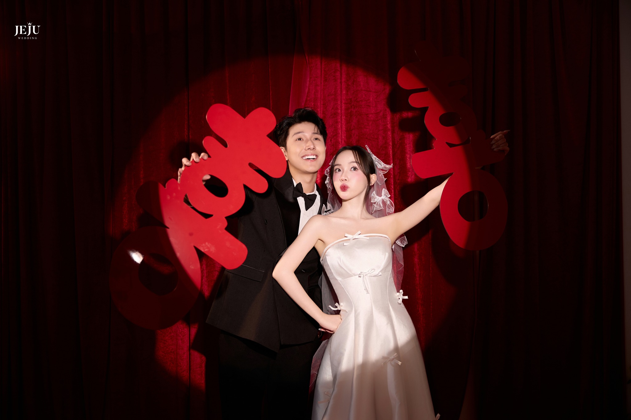 Ảnh Cưới Nền Đỏ