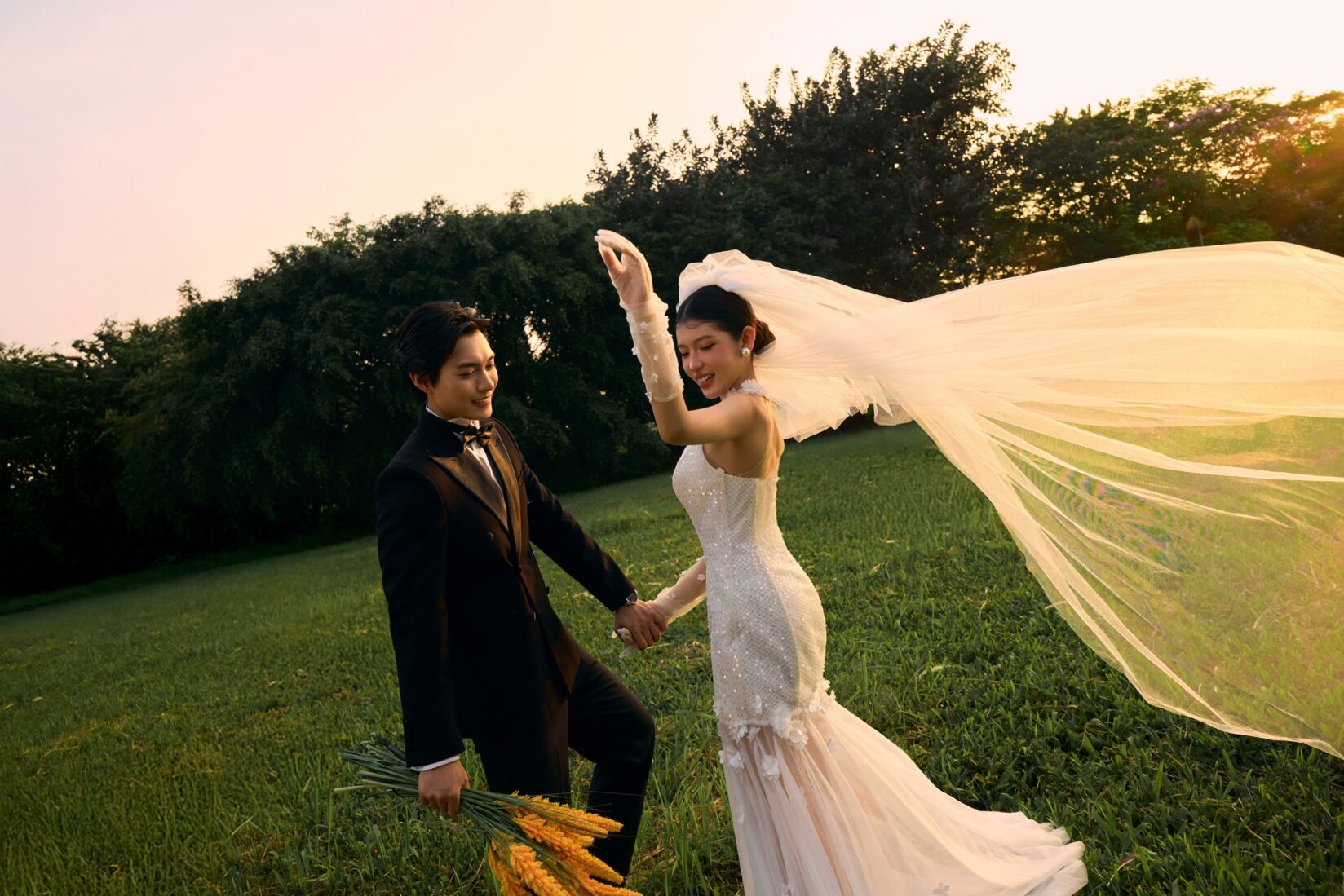 Váy Cưới Đuôi Cá – Biểu Tượng Quyến Rũ Và Sang Trọng Cho Cô Dâu 2 Chụp ảnh cưới với váy đuôi cá