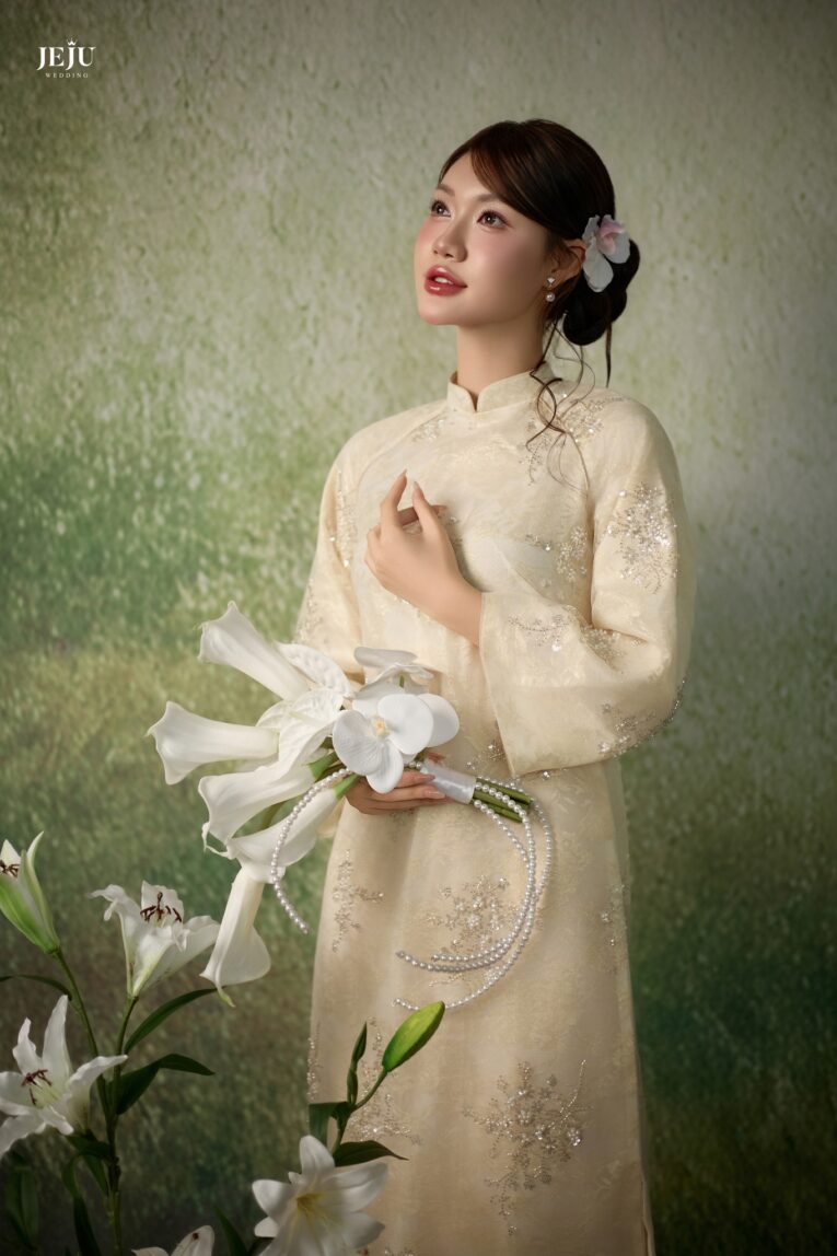 Áo dài màu trắng thanh lịch