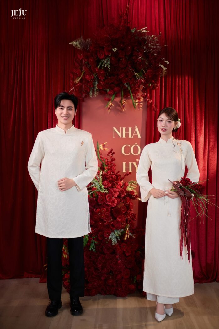Concept ảnh cưới nền đỏ với áo dài truyền thống