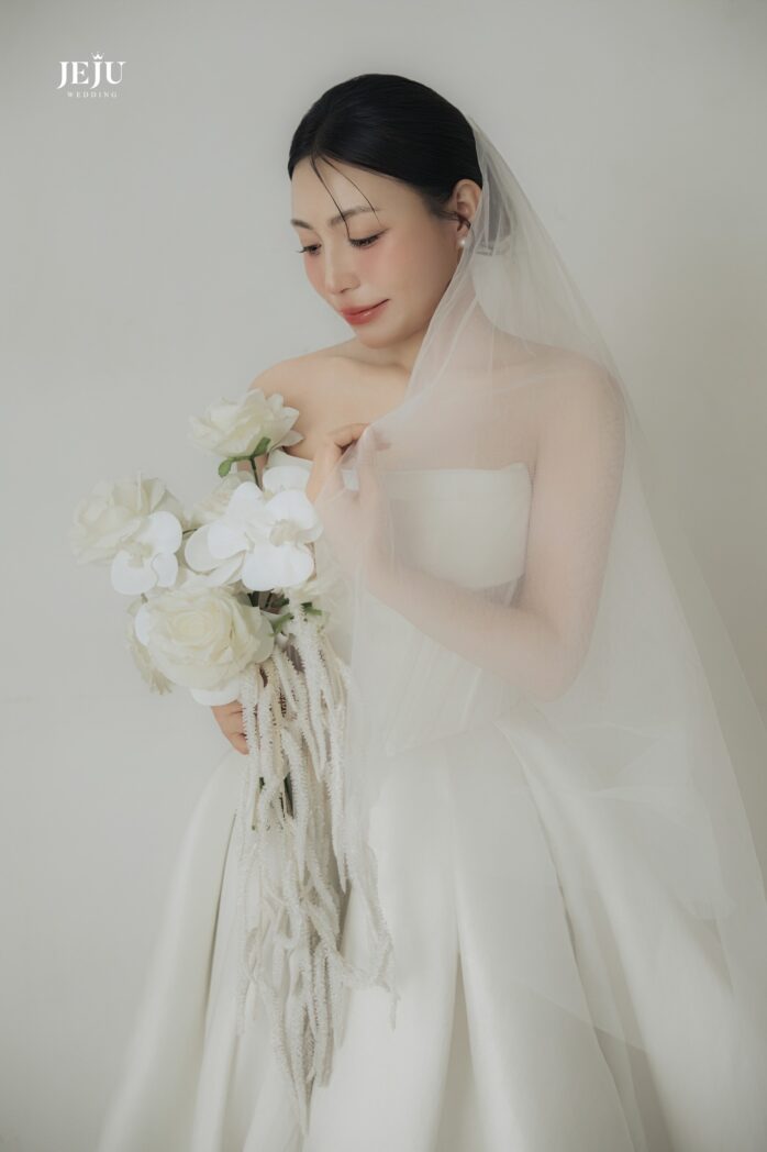 15 Mẫu Hoa Cưới Cầm Tay Đẹp Giúp Cô Dâu Nổi Bật Ngày Cưới 3 Hoa cưới cầm tay tone trắng tinh tế